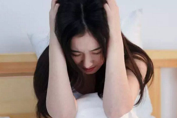 Sau đêm tân hôn chật vật, chồng đưa cho tôi chiếc máy tính bảo xem đó mà học rồi ôm chăn gối sang phòng khác ngủ-1