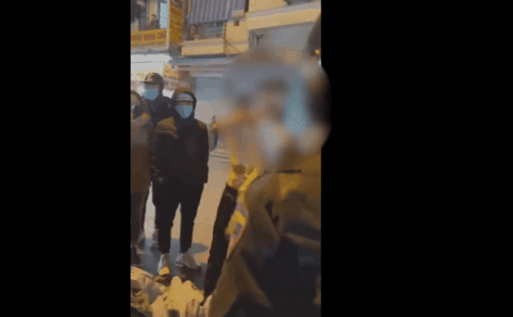 CLIP: CSCĐ yêu cầu kiểm tra, thanh niên lột đồ, đọc rap, hít đất giữa trời rét đậm ở Hà Nội-1