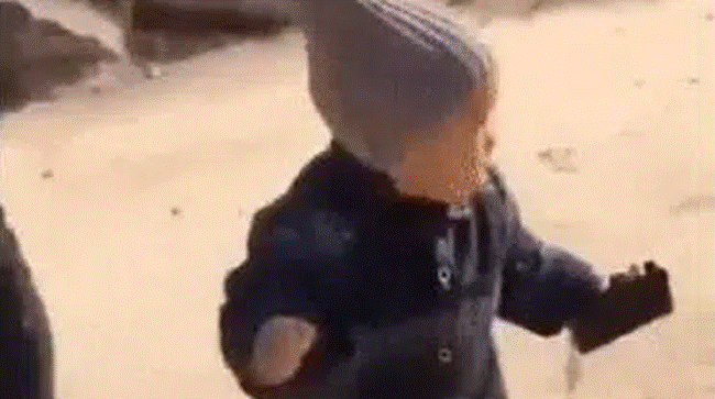 Để con không bị lạc nơi đông người, bà mẹ này đã có 1 cách độc nhất vô nhị, từ giờ đưa con đi chơi vô tư-1