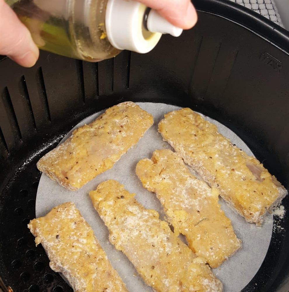 Học cách làm cá tẩm bột chiên giòn bằng nồi chiên không dầu giống Tăng Thanh Hà, hóa ra ngọc nữ cũng là fan của món đồ bếp này-5