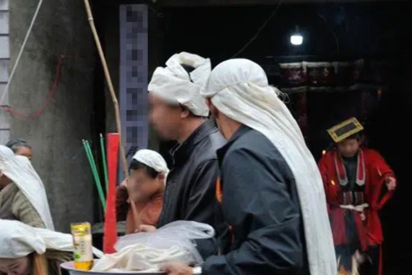 Cụ ông 72 tuổi qua đời sau khi... mua dâm, các con tổ chức tang lễ xong xuôi liền có hành động gây phẫn nộ-2