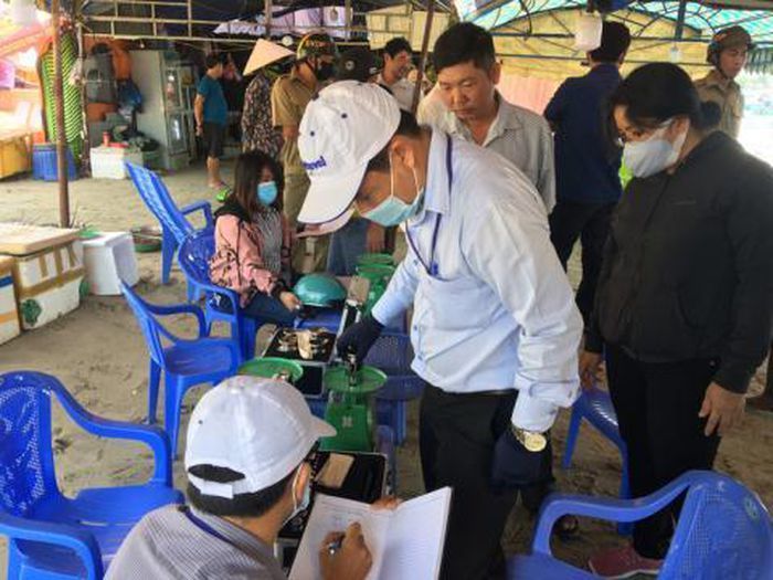 Mua 4kg hải sản về cân lại chỉ 2,2kg: Quá đáng-1