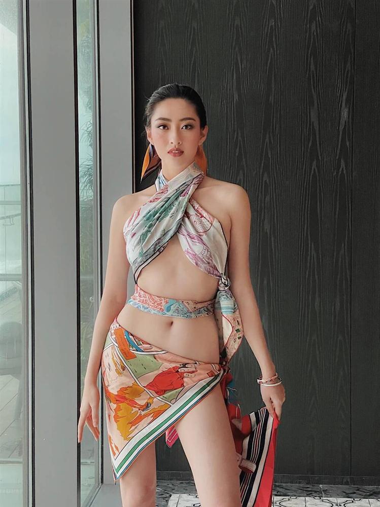 Hoa hậu Lương Thùy Linh lấy khăn lụa quấn làm váy táo bạo khoe body cực phẩm-1