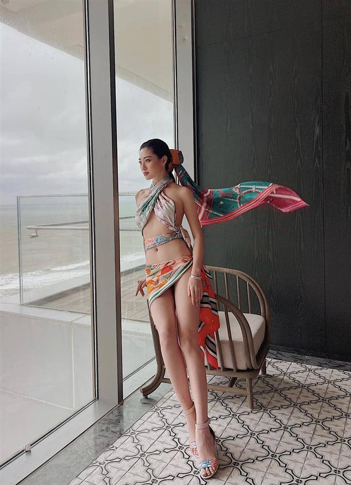 Hoa hậu Lương Thùy Linh lấy khăn lụa quấn làm váy táo bạo khoe body cực phẩm-2