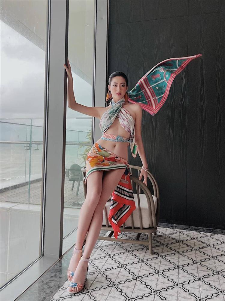 Hoa hậu Lương Thùy Linh lấy khăn lụa quấn làm váy táo bạo khoe body cực phẩm-3