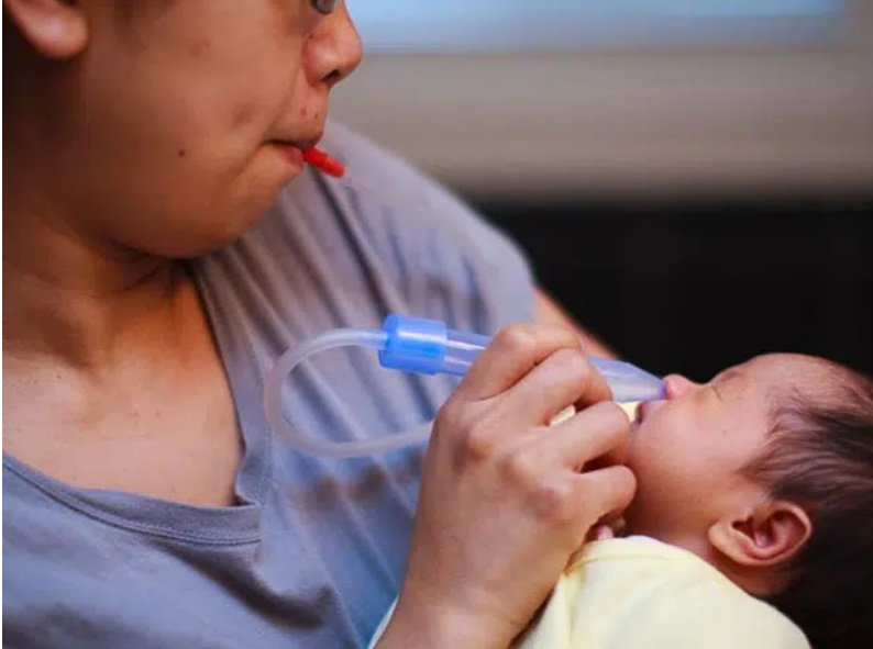 Từ vụ bé 2,5 tháng tuổi ngưng thở khi đang rửa mũi bằng xi lanh: Đây là những cách tự nhiên trị nghẹt mũi cho trẻ sơ sinh mẹ cần biết-3