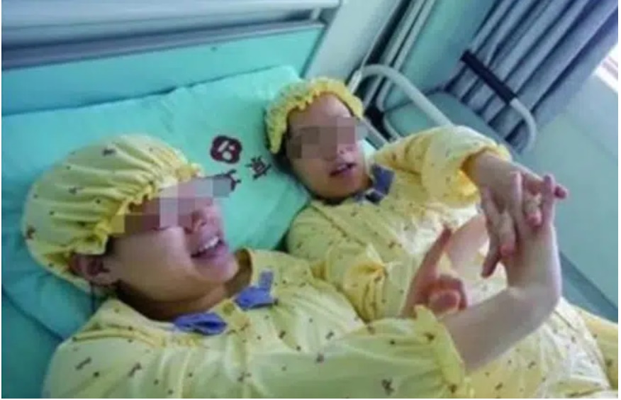 Hai chị em sinh đôi mang thai cùng lúc, sinh cùng ngày, hai đứa con giống nhau một cách kỳ lạ, xét nghiệm ADN mới phát hiện sự thật khó tin-1