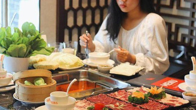 Cô gái 29 tuổi nôn ra máu sau khi ăn lẩu, cảnh báo cách ăn lẩu có thể gây ung thư-1
