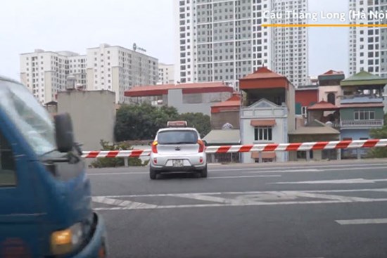 Ôtô quay đầu trên cầu Thăng Long bất chấp biển cấm