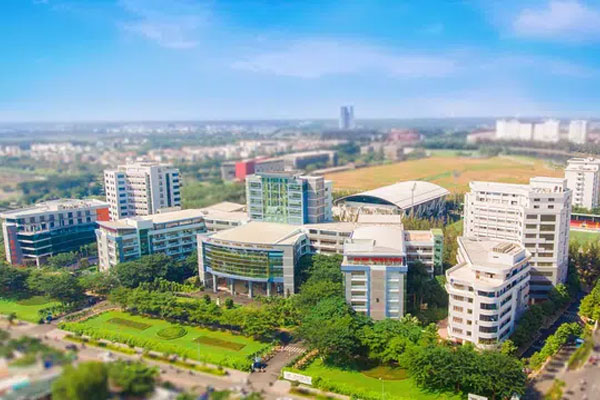 Xúc động hình ảnh hiệu trưởng quỳ gối trao bằng tốt nghiệp cho sinh viên đặc biệt-8