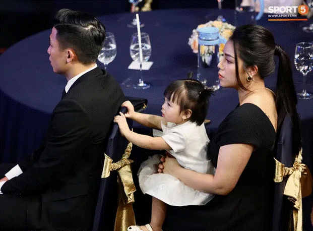 Vợ cầu thủ Bùi Tiến Dũng lần đầu xuất hiện sau đám cưới, nhan sắc khác biệt của Khánh Linh gây chú ý-3