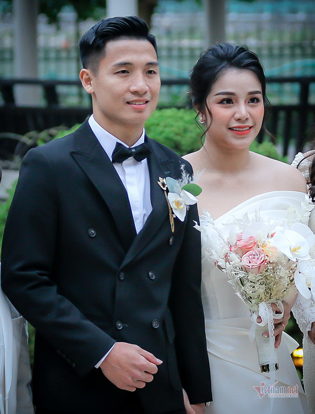 Vợ cầu thủ Bùi Tiến Dũng lần đầu xuất hiện sau đám cưới, nhan sắc khác biệt của Khánh Linh gây chú ý-1