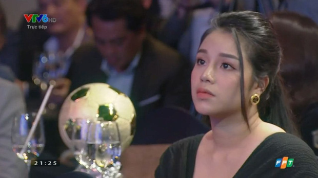 Vợ cầu thủ Bùi Tiến Dũng lần đầu xuất hiện sau đám cưới, nhan sắc khác biệt của Khánh Linh gây chú ý-2