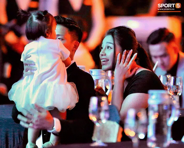 Vợ cầu thủ Bùi Tiến Dũng lần đầu xuất hiện sau đám cưới, nhan sắc khác biệt của Khánh Linh gây chú ý-4