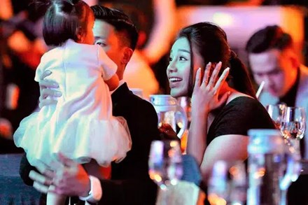 Vợ cầu thủ Bùi Tiến Dũng lần đầu xuất hiện sau đám cưới, nhan sắc khác biệt của Khánh Linh gây chú ý