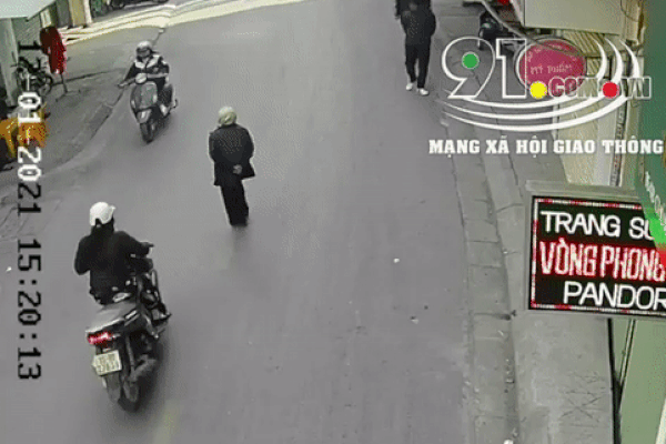 Clip: Cụ bà sang đường kiểu