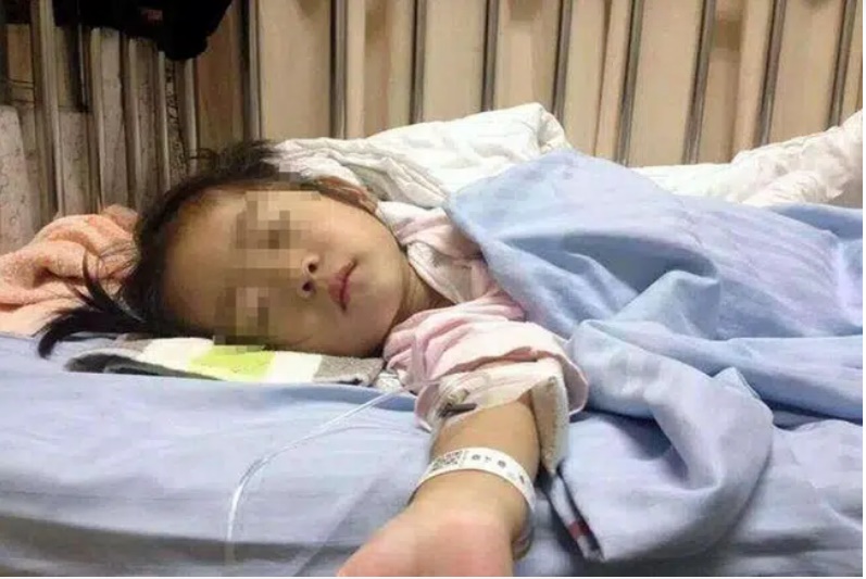 Bé gái 4 tuổi đau bụng 1 tuần liền vào buổi sáng, đi khám bác sĩ kết luận bé mắc căn bệnh tưởng chỉ người lớn mới bị-1