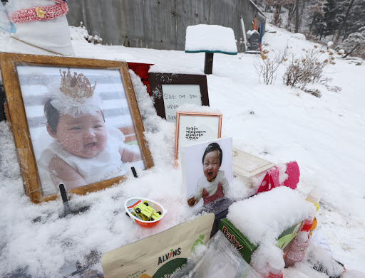 Vụ bé gái 16 tháng tuổi bị bố mẹ bạo hành đến chết: Công khai đoạn clip ghi lại cảnh bạo lực của kẻ ác ngay trước ngày diễn ra phiên tòa-6