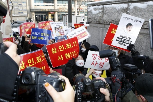 Vụ bé gái 16 tháng tuổi bị bố mẹ bạo hành đến chết: Công khai đoạn clip ghi lại cảnh bạo lực của kẻ ác ngay trước ngày diễn ra phiên tòa-8