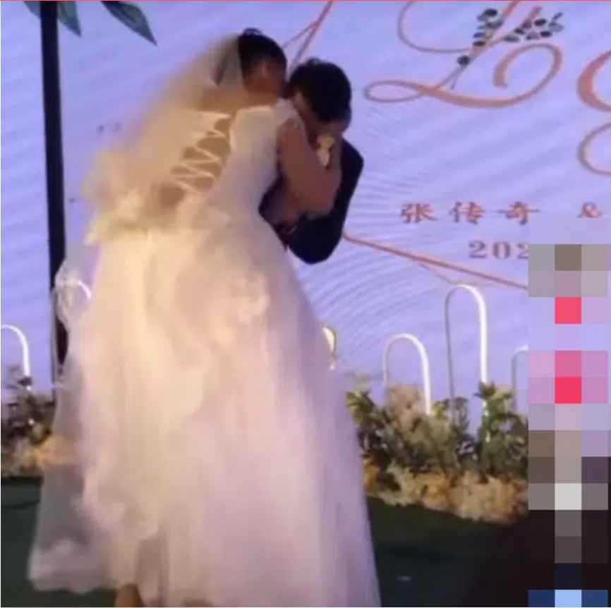 Ngay trên sân khấu hôn lễ, chú rể vừa quay đầu cô dâu đã nhào vào hôn rồi bỏ chạy, nhìn kỹ dung nhan cô ai cũng hiểu lí do-1