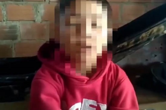 CLIP: Bé 9 tuổi kể việc bị cha bạo hành đến toác đầu, mẻ răng