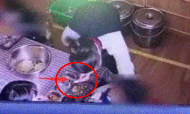 Giáo viên mẫu giáo ép học trò ăn tương ớt gây phẫn nộ, lời giải thích của nhà trường càng khiến phụ huynh điên tiết-1