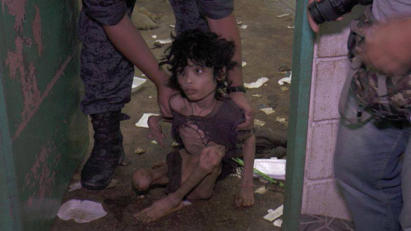 Ập vào nhà của người nhập cư bất hợp pháp, cảnh sát phát hiện đứa trẻ bị mẹ bỏ rơi 2 năm trời, ăn đất và chất thải để cầm cự-4