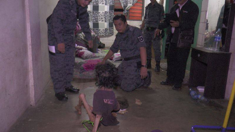 Ập vào nhà của người nhập cư bất hợp pháp, cảnh sát phát hiện đứa trẻ bị mẹ bỏ rơi 2 năm trời, ăn đất và chất thải để cầm cự-5