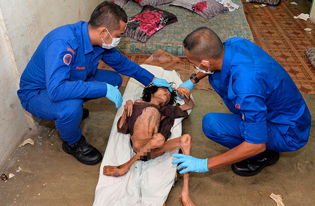 Ập vào nhà của người nhập cư bất hợp pháp, cảnh sát phát hiện đứa trẻ bị mẹ bỏ rơi 2 năm trời, ăn đất và chất thải để cầm cự-6