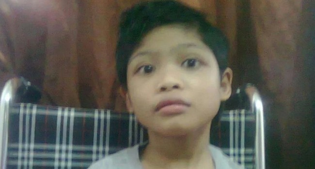 Ập vào nhà của người nhập cư bất hợp pháp, cảnh sát phát hiện đứa trẻ bị mẹ bỏ rơi 2 năm trời, ăn đất và chất thải để cầm cự-8