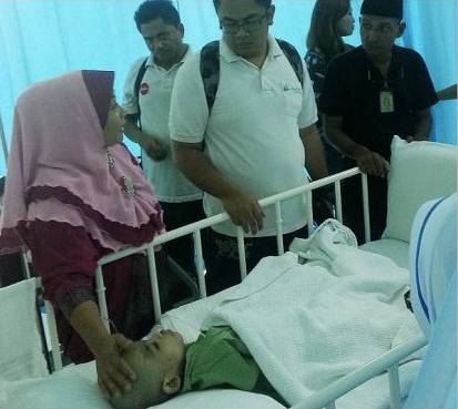 Ập vào nhà của người nhập cư bất hợp pháp, cảnh sát phát hiện đứa trẻ bị mẹ bỏ rơi 2 năm trời, ăn đất và chất thải để cầm cự-9