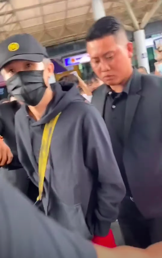 Clip: Jack hướng ánh mắt sắc như dao về phía nhân viên an ninh khi hất tay fangirl cực phũ-3