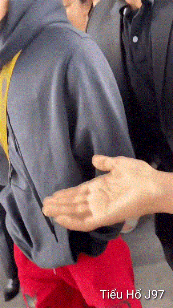 Clip: Jack hướng ánh mắt sắc như dao về phía nhân viên an ninh khi hất tay fangirl cực phũ-1