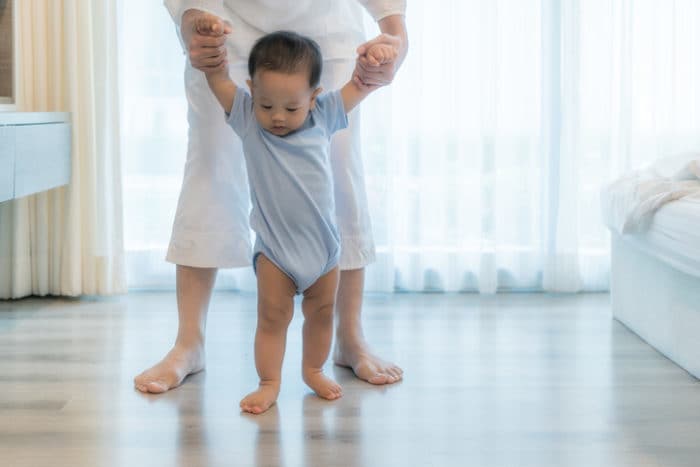 Bé trai trốn bò, tập đi sớm khi mới 11 tháng tuổi, bà nội tự hào vì cháu được khen hết lời nhưng chuyên gia lại lắc đầu bảo đứa trẻ thiệt thòi-1