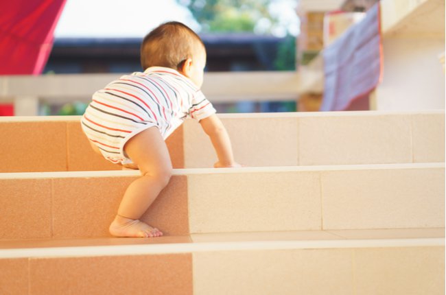 Bé trai trốn bò, tập đi sớm khi mới 11 tháng tuổi, bà nội tự hào vì cháu được khen hết lời nhưng chuyên gia lại lắc đầu bảo đứa trẻ thiệt thòi-3