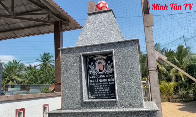 Mẹ ca sĩ Vân Quang Long lên tiếng về chuyện không nhận cháu ngay tại mộ của con trai-1
