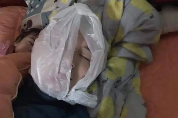 Ông bố âu yếm ru con gái ngủ nhưng ai cũng phì cười vì thái độ của con trai lớn-3