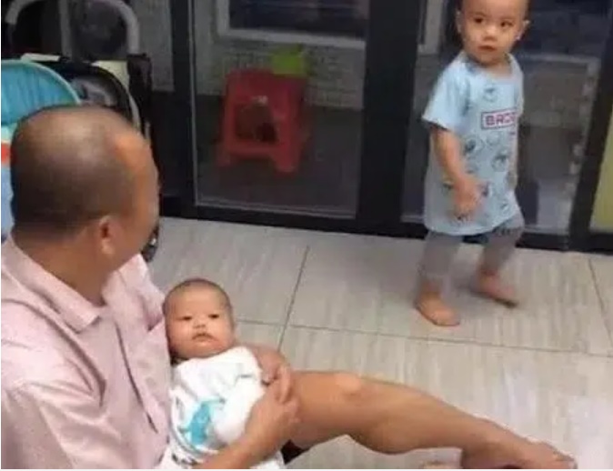Ông bố âu yếm ru con gái ngủ nhưng ai cũng phì cười vì thái độ của con trai lớn-1