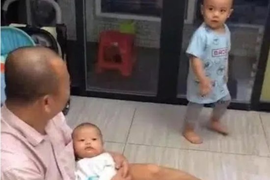 Ông bố âu yếm ru con gái ngủ nhưng ai cũng phì cười vì thái độ của con trai lớn