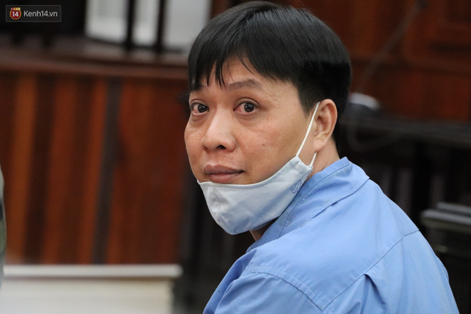 Ông trùm ma túy Văn Kính Dương bình tĩnh đến tòa, liên tục quay lại phía sau nói chuyện với người tình Ngọc Miu-13