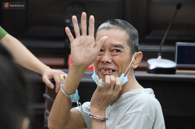 Ông trùm ma túy Văn Kính Dương bình tĩnh đến tòa, liên tục quay lại phía sau nói chuyện với người tình Ngọc Miu-6