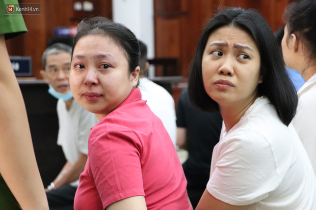 Ông trùm ma túy Văn Kính Dương bình tĩnh đến tòa, liên tục quay lại phía sau nói chuyện với người tình Ngọc Miu-9