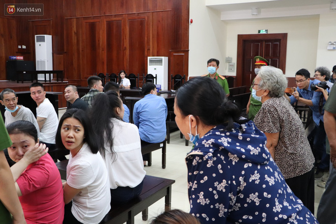 Ông trùm ma túy Văn Kính Dương bình tĩnh đến tòa, liên tục quay lại phía sau nói chuyện với người tình Ngọc Miu-12