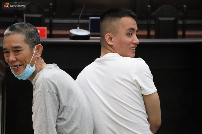 Ông trùm ma túy Văn Kính Dương bình tĩnh đến tòa, liên tục quay lại phía sau nói chuyện với người tình Ngọc Miu-14