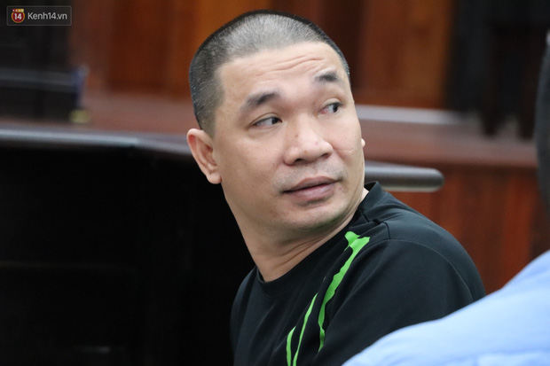 Ông trùm ma túy Văn Kính Dương bình tĩnh đến tòa, liên tục quay lại phía sau nói chuyện với người tình Ngọc Miu-10