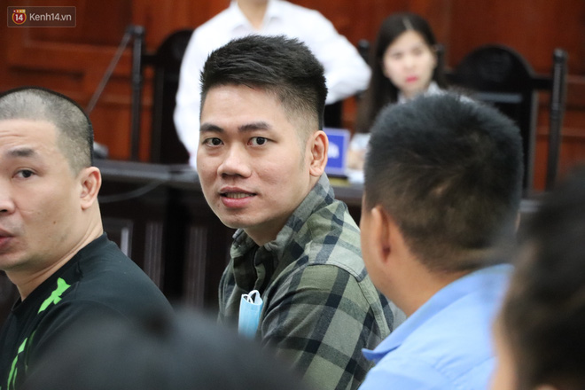 Ông trùm ma túy Văn Kính Dương bình tĩnh đến tòa, liên tục quay lại phía sau nói chuyện với người tình Ngọc Miu-15