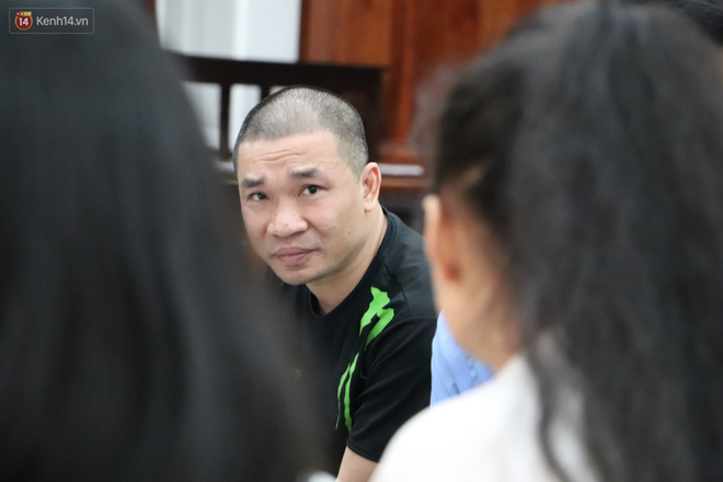 Ông trùm ma túy Văn Kính Dương bình tĩnh đến tòa, liên tục quay lại phía sau nói chuyện với người tình Ngọc Miu-11