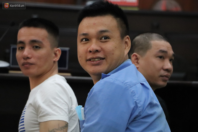 Ông trùm ma túy Văn Kính Dương bình tĩnh đến tòa, liên tục quay lại phía sau nói chuyện với người tình Ngọc Miu-16