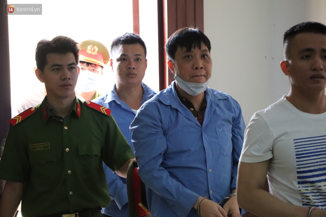 Ông trùm ma túy Văn Kính Dương bình tĩnh đến tòa, liên tục quay lại phía sau nói chuyện với người tình Ngọc Miu-5