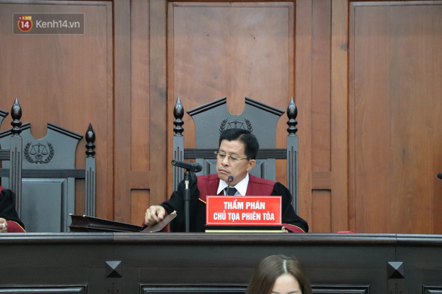 Ông trùm ma túy Văn Kính Dương bình tĩnh đến tòa, liên tục quay lại phía sau nói chuyện với người tình Ngọc Miu-17